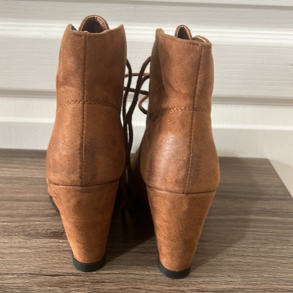 QUIPD WEDGE FAUX SUEDE LACE UP WEDGE ANKLE BOOTIES IN BROWN SIZE 7 - Picture 6 of 8